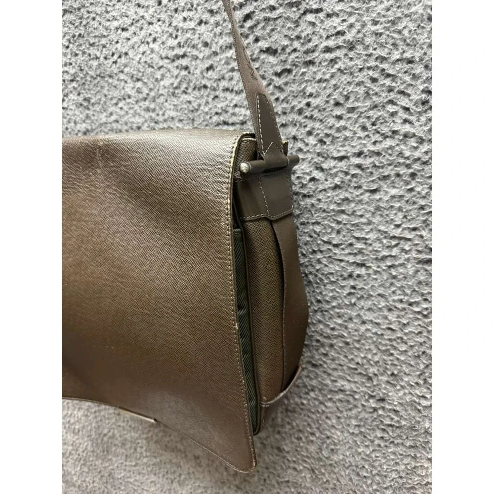 Louis Vuitton Taiga Viktor Leather Shoulder Messenger Bag Brown‎ 13.5